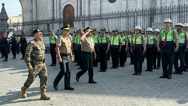 Más de 2000 efectivos de la Policía Nacional del Perú (PNP) garantizarán la seguridad a representantes y líderes mundiales de las 21 economías más importantes del mundo que se reúnen en Arequipa desde hoy 4 al 18 de mayo para participar de la XXXII Cumbre de Líderes Económicos del Foro de Cooperación Asia-Pacífico (APEC- 2024).

Todos estos efectivos se dedicarán exclusivamente a asegurar el normal desarrollo del evento, por lo que velarán por la protección de los representantes de los países participantes y realizarán una extensa cobertura para prevenir cualquier incidente durante el desarrollo de la actividad internacional. 

El importante despliegue policial que velará por el correcto desarrollo de las acciones en esta cita de alto nivel, se realiza en cumplimiento a las disposiciones dadas por el ministro del Interior, Walter Ortiz, respecto a brindar tranquilidad y seguridad durante el APEC. 

Es fundamental remarcar que el resto de policías estarán en alerta máxima brindando protección a la ciudad de Arequipa y actuando ante cualquier alteración del orden público a lo largo del magno evento. 

El director de Inteligencia de la Policía Nacional del Perú, general PNP Luis Flores Solís, informó que el contingente policial está conformado por 1000 efectivos de la Región Policial Arequipa, 200 agentes del Grupo Especial Contra el Crimen Organizado, y 150 de Seguridad del Estado. Además, se ha desplegado casi mil agentes pertenecientes a diversas unidades especializadas, tales como la Unidad de Desactivación de Explosivos (UDEX), de Seguridad Aeroportuaria, de la Dirección de Investigación Criminal y de la Dirección de Inteligencia PNP.

