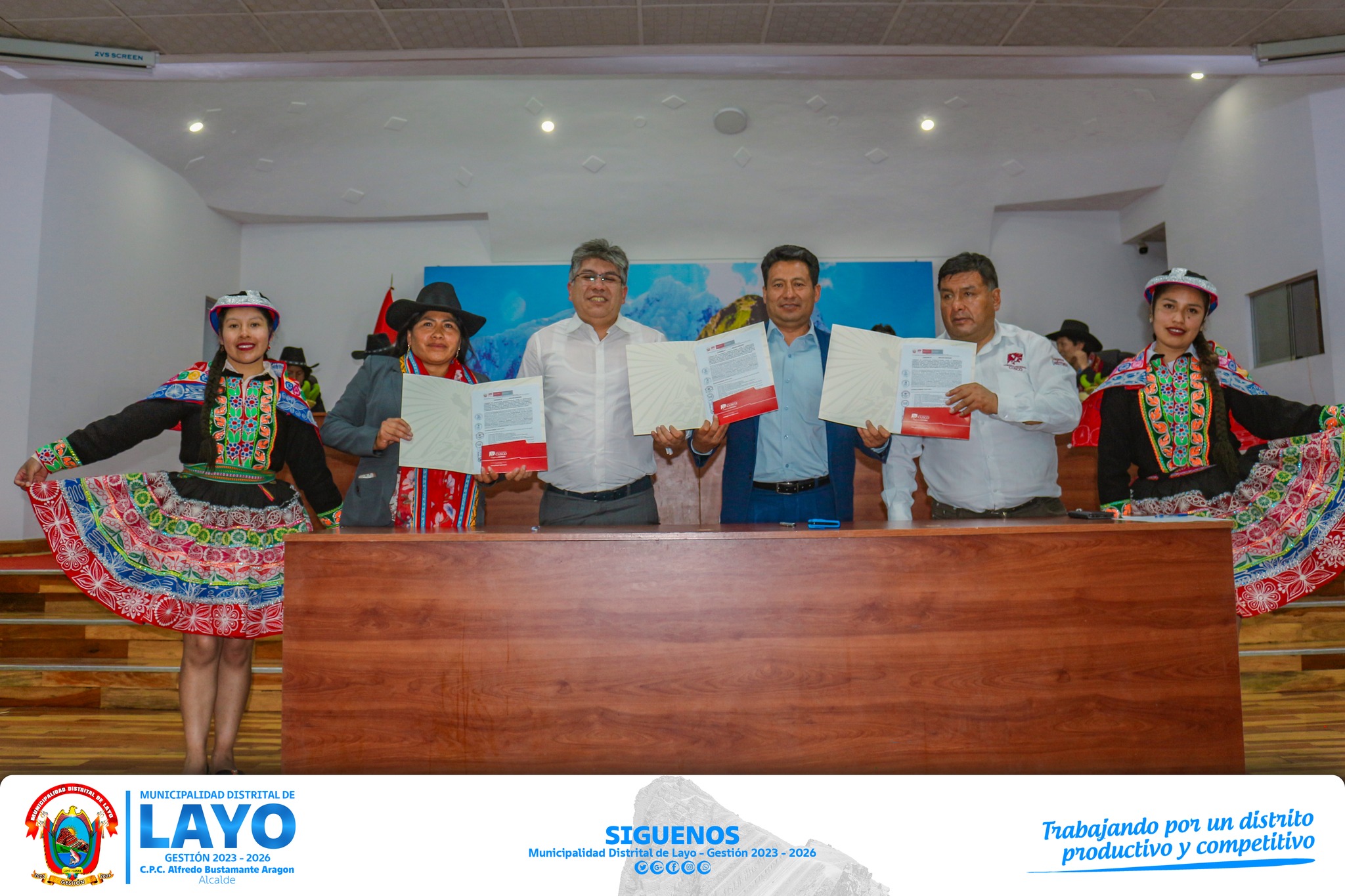 Con el propósito de mejorar las condiciones de vida de nuestros hermanos de las zonas rurales de nuestro distrito, la Municipalidad Distrital de Layo y el Gobierno Regional de Cusco, a través de la Gerencia Regional de Energía, Minas e Hidrocarburos, firmaron convenio interinstitucional de proyecto de electrificación denominado MEJORAMIENTO Y AMPLIACIÓN DEL SERVICIO DE SUMINISTRO ELÉCTRICO DOMICILIARIOS EN ZONAS RURALES EN 14 SECTORES DEL DISTRITO DE LAYO, PROVINCIA DE CANAS, DEPARTAMENTO DE CUSCO, con un presupuesto de S/ 307 millones 512 025. 

Para la suscripción de este convenio, ayer lunes 29 de abril, el alcalde CPC. Alfredo Bustamante Aragón, equipo técnico y funcionarios acudieron al auditorio de la sede central del Gobierno Regional del Cusco, quienes ataviados con sus trajes típicos expresaron su alegría con canciones, bailes y presentes para las autoridades y equipo técnico que impulsa dicho proyecto.   

En tanto la autoridad municipal de nuestro distrito, CPC. Alfredo Bustamante Aragón manifestó su agradecimiento al Gobernador Regional, porque esta obra beneficiaria a más de 200 familias del distrito de Layo, el cual cambiara la vida de las futuras generaciones, mujeres y adultos.