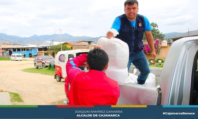 📌La Municipalidad Provincial de Cajamarca, a través de la subgerencia de Programas Sociales y Empadronamiento, continúa su compromiso con el bienestar de la comunidad cajamarquina. En esta ocasión, mediante el Programa del PANTBC, se llevó a cabo la entrega de 53 canastas a pacientes afectados por la Tuberculosis.
🗣El subgerente, Robert Ventura Chuquilin, encabezó esta importante actividad, la cual tuvo lugar en diversas postas de nuestra ciudad, La Tulpuna, Posta de Los Baños del Inca, Otuzco y Santa Bárbara. 
✅El objetivo principal de esta iniciativa es mejorar la alimentación y, por ende, la calidad de vida de las personas afectadas por la Tuberculosis en Cajamarca. Reconociendo la importancia de una nutrición adecuada en el tratamiento de esta enfermedad, la Municipalidad Provincial refuerza su compromiso con la salud y el bienestar de todos los cajamarquinos.