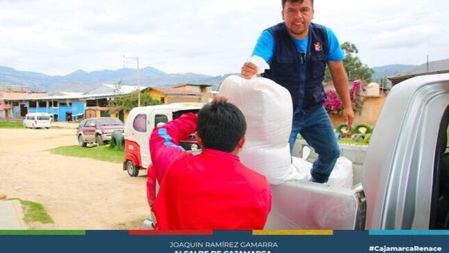 📌La Municipalidad Provincial de Cajamarca, a través de la subgerencia de Programas Sociales y Empadronamiento, continúa su compromiso con el bienestar de la comunidad cajamarquina. En esta ocasión, mediante el Programa del PANTBC, se llevó a cabo la entrega de 53 canastas a pacientes afectados por la Tuberculosis.
🗣El subgerente, Robert Ventura Chuquilin, encabezó esta importante actividad, la cual tuvo lugar en diversas postas de nuestra ciudad, La Tulpuna, Posta de Los Baños del Inca, Otuzco y Santa Bárbara. 
✅El objetivo principal de esta iniciativa es mejorar la alimentación y, por ende, la calidad de vida de las personas afectadas por la Tuberculosis en Cajamarca. Reconociendo la importancia de una nutrición adecuada en el tratamiento de esta enfermedad, la Municipalidad Provincial refuerza su compromiso con la salud y el bienestar de todos los cajamarquinos.