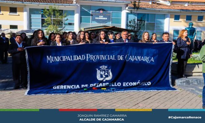 📌El pleno del concejo provincial, realizó el izamiento del pabellón nacional y la bandera de Cajamarca, por ser el primer lunes laborable del mes. Esta acción cívica contó con la participación de funcionarios y trabajadores municipales.