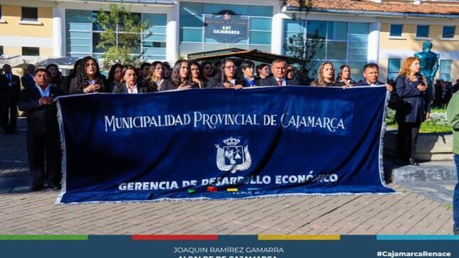 📌El pleno del concejo provincial, realizó el izamiento del pabellón nacional y la bandera de Cajamarca, por ser el primer lunes laborable del mes. Esta acción cívica contó con la participación de funcionarios y trabajadores municipales. 