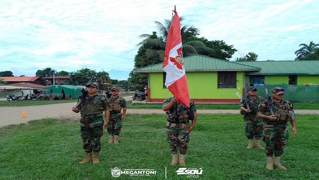 Municipalidad de Megantoni realizรณ ceremonia protocolar de izamiento del pabellรณn nacional y desfile cรญvico.
