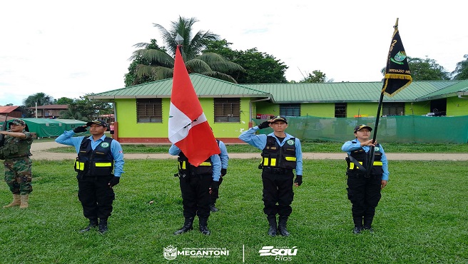 Municipalidad de Megantoni realizรณ ceremonia protocolar de izamiento del pabellรณn nacional y desfile cรญvico.