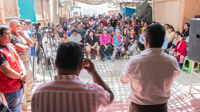 Alcalde sostiene dialogo con Comerciantes de la calle Pativilca.