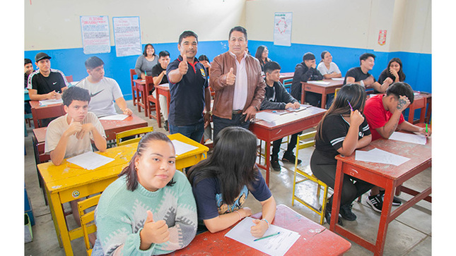 Con éxito se llevo a cabo el Examen de Admisión por las 20 Becas para que los jóvenes Huarmeyanos estudien en SENATI - Chimbote.