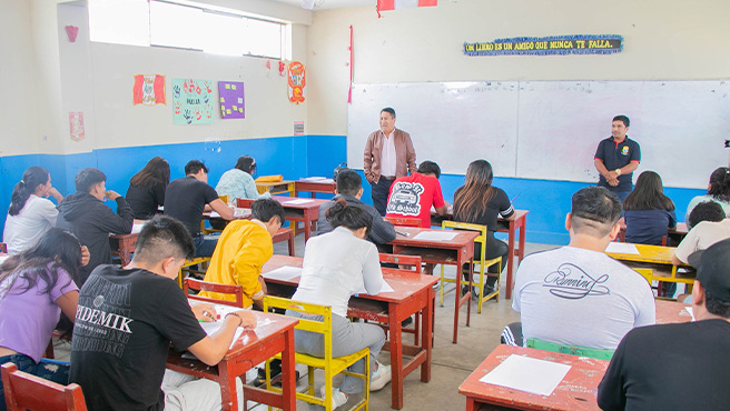 Con éxito se llevo a cabo el Examen de Admisión por las 20 Becas para que los jóvenes Huarmeyanos estudien en SENATI - Chimbote.