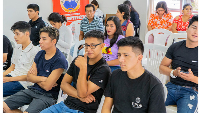 Entrega de la constancia de ingreso a los 20 jóvenes huarmeyanos quienes obtuvieron la beca integral para estudiar en la ciudad de Chimbote.