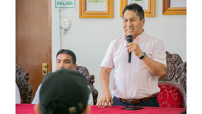 Entrega de la constancia de ingreso a los 20 jóvenes huarmeyanos quienes obtuvieron la beca integral para estudiar en la ciudad de Chimbote.