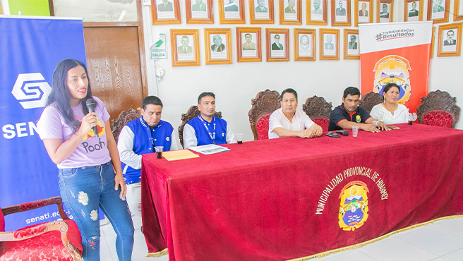 Entrega de la constancia de ingreso a los 20 jóvenes huarmeyanos quienes obtuvieron la beca integral para estudiar en la ciudad de Chimbote.