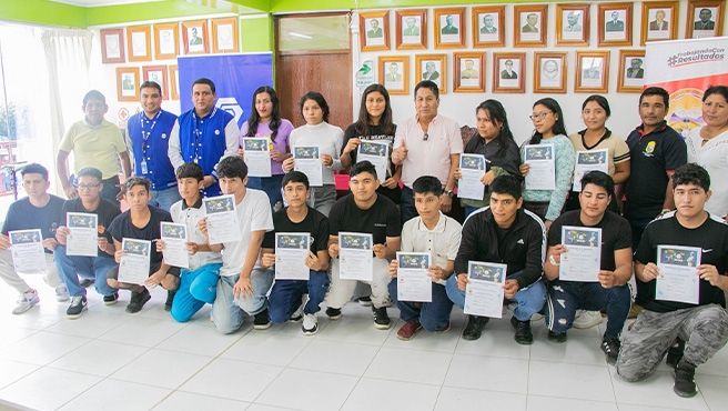 Entrega de la constancia de ingreso a los 20 jóvenes huarmeyanos quienes obtuvieron la beca integral para estudiar en la ciudad de Chimbote.
