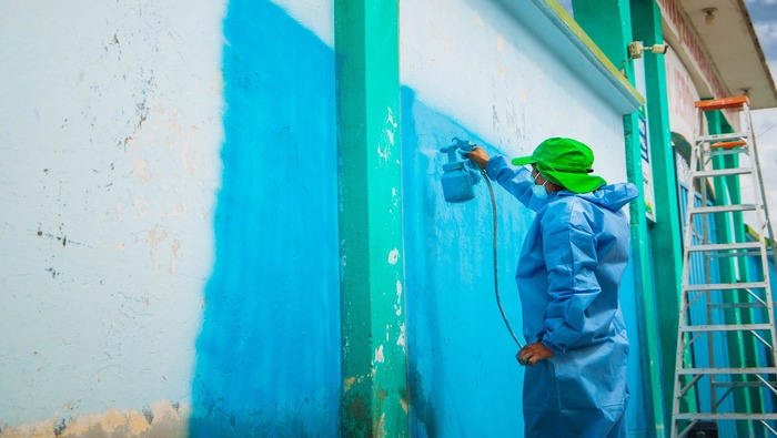 MUNICIPALIDAD DE SAN JERÓNIMO REALIZA TRABAJOS DE MANTENIMIENTO Y PINTADO DE MUROS DEL ESTADIO MUNICIPAL ZANABRIA HERMOSA.