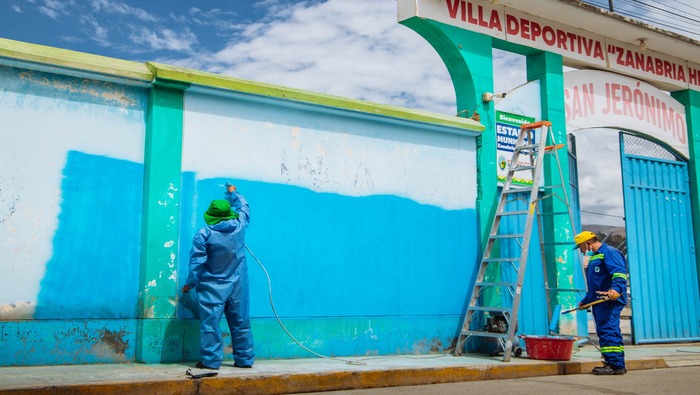 MUNICIPALIDAD DE SAN JERÓNIMO REALIZA TRABAJOS DE MANTENIMIENTO Y PINTADO DE MUROS DEL ESTADIO MUNICIPAL ZANABRIA HERMOSA.