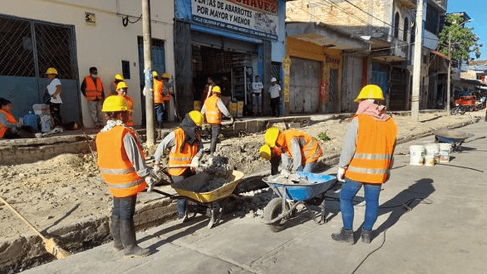 reparación de pistas en los alrededores del mercado modelo