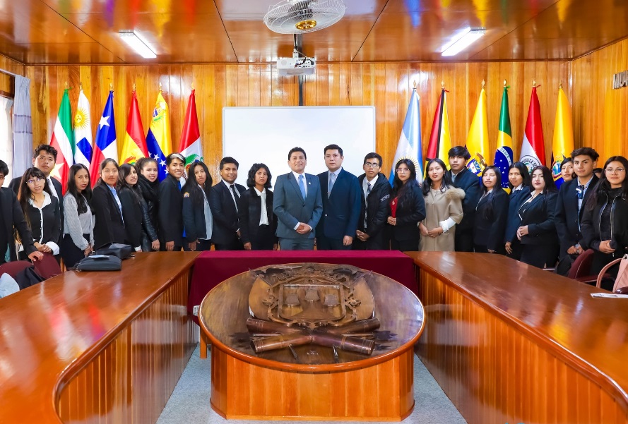 Alcalde Javier Ponce recibe a estudiantes de turismo de la UNA Puno quienes visitaron las instalaciones del palacio municipal