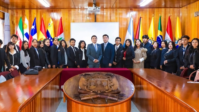 Alcalde Javier Ponce recibe a estudiantes de turismo de la UNA Puno quienes visitaron las instalaciones del palacio municipal