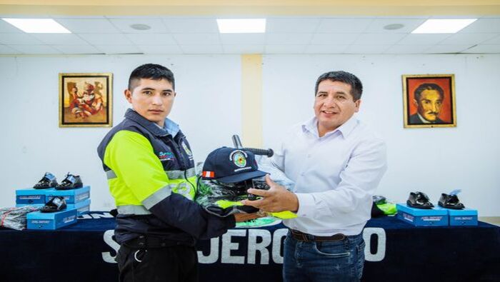 ALCALDE DE SAN JERÓNIMO, SABINO PORTILLO ENTREGA INDUMENTARIA A PERSONAL DE SERENAZGO.