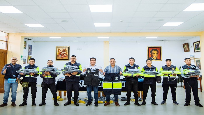 ALCALDE DE SAN JERÓNIMO, SABINO PORTILLO ENTREGA INDUMENTARIA A PERSONAL DE SERENAZGO.