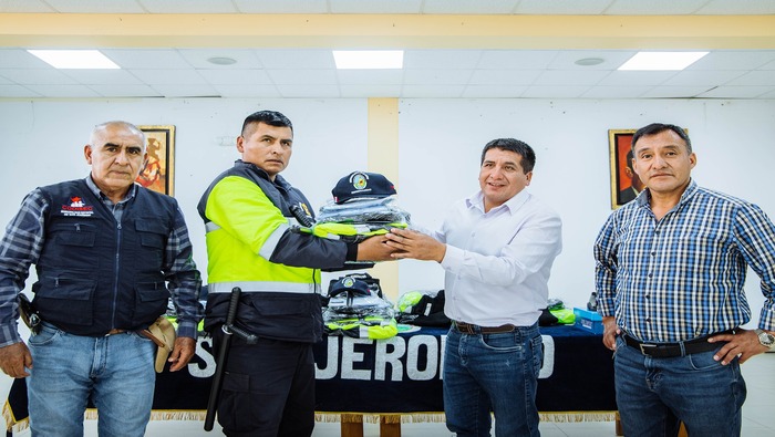 ALCALDE DE SAN JERÓNIMO, SABINO PORTILLO ENTREGA INDUMENTARIA A PERSONAL DE SERENAZGO.