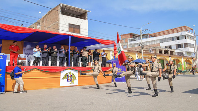 ¡Desfile Cívico por el Bicentenario de la UNT!