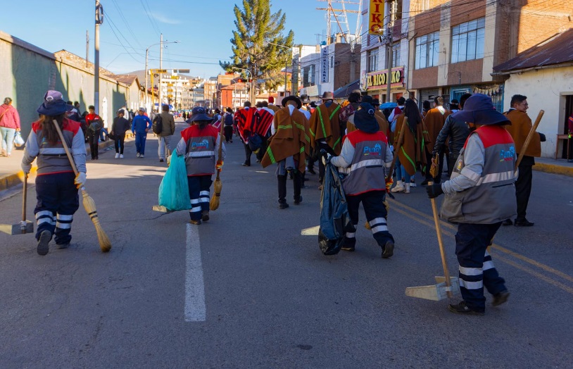 ¡Concurso de sikuris UNA Puno con limpieza y orden! Personal municipal comprometidos con la adecuada gestión de residuos