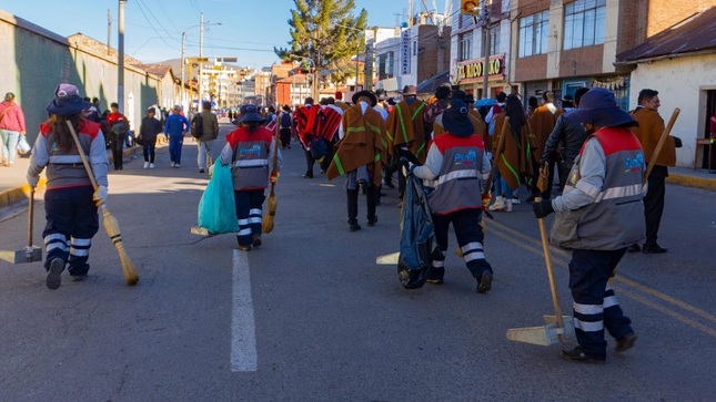 ¡Concurso de sikuris UNA Puno con limpieza y orden! Personal municipal comprometidos con la adecuada gestión de residuos