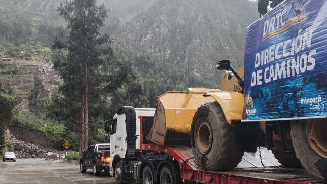 Imagen de limpieza y rehabilitación del tramo AN – 110 – Machac, con maquinaria pesada tras huayco