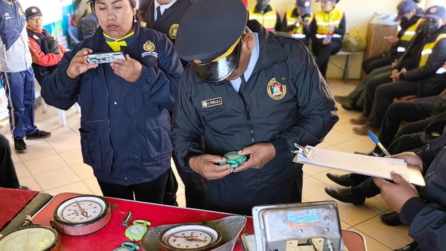 Descubren numerosas balanzas adulteradas en operativo de peso patrón en la feria sabatina de Puno