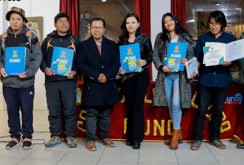 Con gran éxito se realizó la Clausura del salón artístico por el Día Mundial del Arte en la Casa de la Cultura de Puno