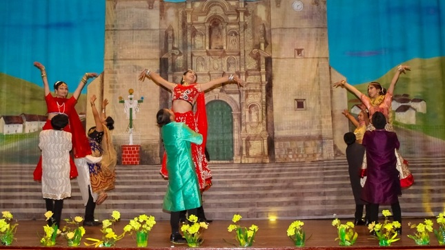 El teatro municipal de Puno brilla con el "V Festival bailando entre culturas" en celebración al Día Mundial de la Danza