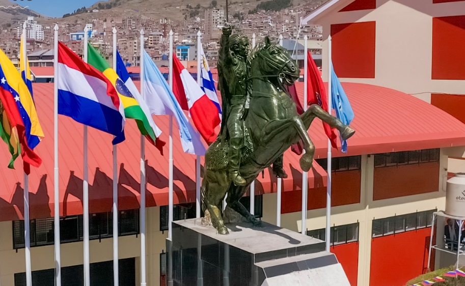 Estudiantes, docentes y padres de familia celebran la inauguración de plazoleta en homenaje al libertador Simón Bolívar' en la G.U.E.S.C.