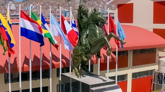 Estudiantes, docentes y padres de familia celebran la inauguración de plazoleta en homenaje al libertador Simón Bolívar' en la G.U.E.S.C.