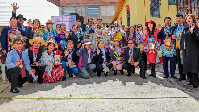 En medio de algarabía y expresiones costumbristas, alcalde de Puno Javier Ponce inaugura Feria de Alasitas 2024
