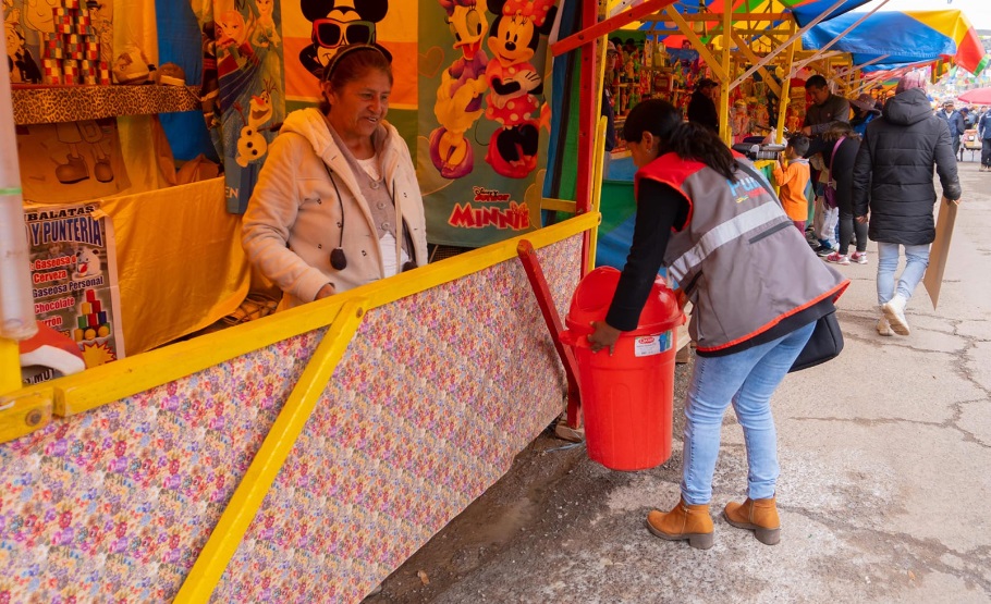 ¡Por evento cultural con limpieza y conciencia ambiental! Promotores y fiscalizadores ambientales visitan feria de las alasitas