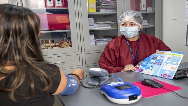 La mayoría de mujeres normaliza o confunde con síntomas de un periodo menstrual sin sospechar que podría tratarse de un potencial cáncer de ovario.
