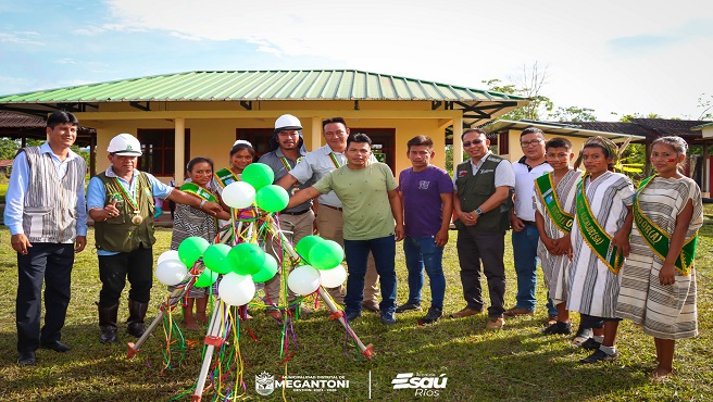 Municipalidad de Megantoni entrega losa deportiva renovada en Timpia