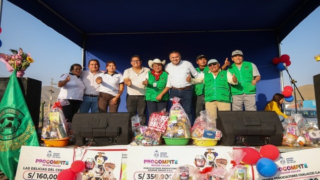  Celebramos con los ganadores de Procompite, a través del GORE Callao, quienes fueron acreedores de un cofinanciamiento de seis de sus propuestas productivas. En este evento de camaradería, también nuestro alcalde 𝐉𝐡𝐨𝐯𝐢𝐧𝐬𝐨𝐧 𝐕𝐚𝐬𝐪𝐮𝐞𝐳 y los ‘Porcicultores propietarios’ celebraron el 54 aniversario del Parque Porcino, junto a sus vecinos. Fue momento propicio para que nuestro alcalde agradezca por el gran aporte de estos emprendedores a la comunidad, además de festejar a las mamitas de este sector por su día, por adelantado. ¡Ventanilla crece con su gente!