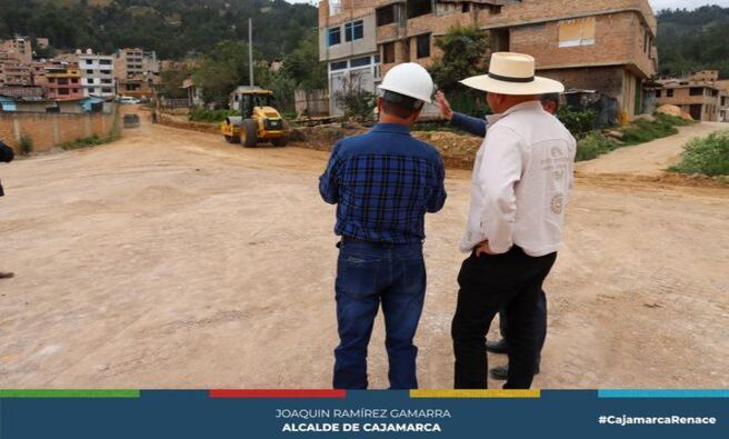 📌El alcalde provincial, Joaquin Ramírez Gamarra,
supervisó los trabajos de mantenimiento del primer tramo de la nueva gran vía de evitamiento.
✅La primera autoridad edil supervisó los trabajos que abarcan desde el colegio Miguel Carducci hasta el puente La Molina, en un esfuerzo por mejorar la infraestructura vial en nuestra ciudad. Esta importante obra se desarrolla en la faja marginal del río Mashcón, beneficiando a toda la población cajamarquina.
🤝Este proyecto representa un compromiso firme de la municipalidad para garantizar una mejor conectividad, la transitabilidad y la seguridad vial que Cajamarca necesita.