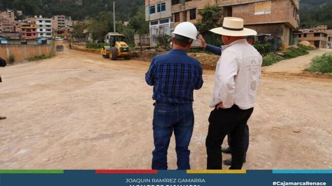 📌El alcalde provincial, Joaquin Ramírez Gamarra, 
supervisó los trabajos de mantenimiento del primer tramo de la nueva gran vía de evitamiento.
✅La primera autoridad edil supervisó los trabajos que abarcan desde el colegio Miguel Carducci hasta el puente La Molina, en un esfuerzo por mejorar la infraestructura vial en nuestra ciudad. Esta importante obra se desarrolla en la faja marginal del río Mashcón, beneficiando a toda la población cajamarquina.
🤝Este proyecto representa un compromiso firme de la municipalidad para garantizar una mejor conectividad, la transitabilidad y la seguridad vial que Cajamarca necesita. 