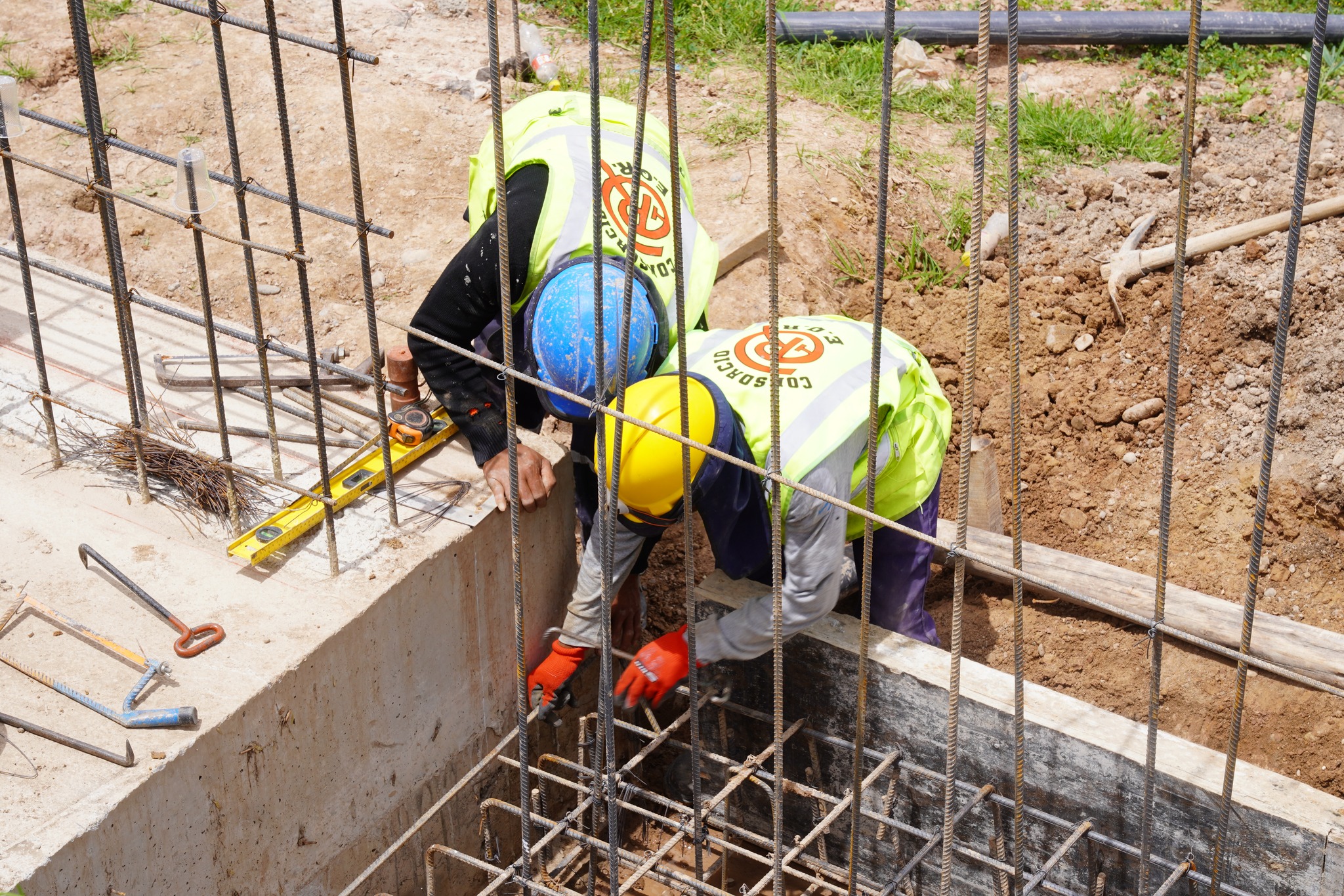 Continuan los trabajos para hacer realidad muy pronto, la culminación de la pavimentación de Jr. Libertadores, obra que viene siendo ejecutada gracias a la gestión y al esfuerzo de nuestro Alcalde Ing. Franklin Rosales Cóndor y regidores.
Huancán esta cambiando, y las mejoras en nuestro Distrito son notables. Lema que cada vez se hace más visible ante la mirada de nuestra población Huancansina.
Trabajemos unidos por un Huancán limpio, seguro y con calidad de vida.
Ing. Franklin Rosales Cóndor - Alcalde