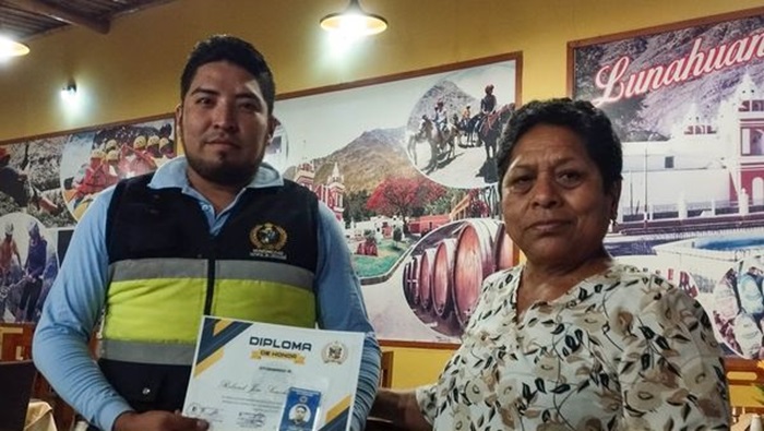 Cada 25 de abril se celebra el día del sereno municipal, establecido mediante la Ley N° 31297. En ese sentido, se contó con la presencia de la primera dama Sra. Carmen Vicente Nolazco, Gerencia de Servicios Públicos y Gestión Ambiental Ing. Edinson Juan Yataco Cuzcano, Subgerente de Seguridad Ciudadana, Transporte y Seguridad Vial Tec. Fap® Máximo José Cubillas Zavala, brindaron un compartir para los agentes de serenazgo de la comunidad del distrito de Lunahuaná. 
En donde, la primera dama hizo la entrega a cada uno del personal su respectivo Diploma de Honor por la ardua labor que vienen desempañando. Con la finalidad de que el personal pueda ser identificados se entregó sus credenciales. 

#EnGestionChavelonEsLaSolucion

𝑺𝒆 𝒂𝒈𝒓𝒂𝒅𝒆𝒄𝒆 𝒔𝒖 𝒅𝒊𝒇𝒖𝒔𝒊𝒐́𝒏 / 𝑼𝒏𝒊𝒅𝒂𝒅 𝒅𝒆 𝑰𝒎𝒂𝒈𝒆𝒏 𝑰𝒏𝒔𝒕𝒊𝒕𝒖𝒄𝒊𝒐𝒏𝒂𝒍