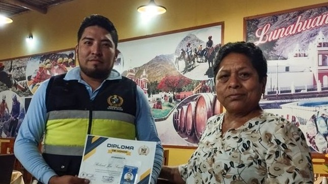 Cada 25 de abril se celebra el día del sereno municipal, establecido mediante la Ley N° 31297. En ese sentido, se contó con la presencia de la primera dama Sra. Carmen Vicente Nolazco, Gerencia de Servicios Públicos y Gestión Ambiental Ing. Edinson Juan Yataco Cuzcano, Subgerente de Seguridad Ciudadana, Transporte y Seguridad Vial Tec. Fap® Máximo José Cubillas Zavala, brindaron un compartir para los agentes de serenazgo de la comunidad del distrito de Lunahuaná. 
En donde, la primera dama hizo la entrega a cada uno del personal su respectivo Diploma de Honor por la ardua labor que vienen desempañando. Con la finalidad de que el personal pueda ser identificados se entregó sus credenciales. 

#EnGestionChavelonEsLaSolucion

𝑺𝒆 𝒂𝒈𝒓𝒂𝒅𝒆𝒄𝒆 𝒔𝒖 𝒅𝒊𝒇𝒖𝒔𝒊𝒐́𝒏 / 𝑼𝒏𝒊𝒅𝒂𝒅 𝒅𝒆 𝑰𝒎𝒂𝒈𝒆𝒏 𝑰𝒏𝒔𝒕𝒊𝒕𝒖𝒄𝒊𝒐𝒏𝒂𝒍