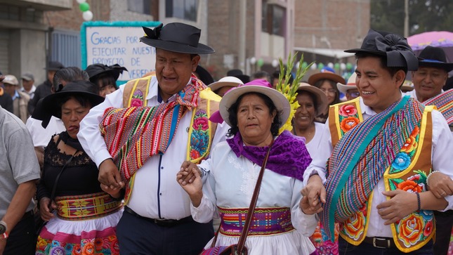  PUESTA DE PRIMERA PIEDRA DE AGUA Y DESAGÜE EN JR. SUCRE.

Con la presencia de nuestro Alcalde, Ing. Franklin Rosales Cóndor, Alcalde de la Provincia Huancayo, Ing. Dennys Cuba Rivera, Alcalde del distrito de Chilca, funcionarios y población en general, hoy se llevó a cabo la Puesta de Primera Piedra para el inicio de la obra "Mejoramiento y ampliación del servicio de agua potable urbano y mejoramiento y ampliación del servicio de alcantarillado en el Jr. Sucre (Tramo Av. Heroes de Azapampa - Rio Ali), Av. Heroes de Azapampa (Tramo: Calle Real - Jr. Sucre)", el cual beneficiará a los distritos de Huancán y Chilca, con un presupuesto de más de 2 millones de soles.
