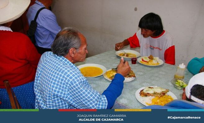 📌El Centro Integral de Atención al Adulto Mayor, (CIAM), de la Municipalidad Provincial de Cajamarca atiende diariamente con alimentación (almuerzo) en forma gratuita a 65 personas de la tercera edad en estado de abandono y situación económica crítica, con proyección de que el beneficio se extienda a otorgarles también desayuno, en concordancia con las políticas de gestión del alcalde Joaquin Ramírez Gamarra, interesado en extender este tipo de servicio social a sectores vulnerables de la población.
✅El interés de la gestión municipal es incrementar a 100 el número de beneficiarios de los servicios de alimentación que ofrece el CIAM, a fin de que más personas de la tercera edad vulnerables tengan acceso a este programa alimenticio, para cuyo efecto se viene trabajo una serie de convenios con distintas organizaciones e instituciones solidarias a fin de hacer realidad nuestros objetivos, expresó Raúl Coronel Huertas, Coordinador del CIAM.