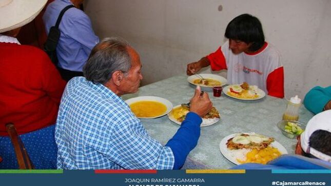 📌El Centro Integral de Atención al Adulto Mayor, (CIAM), de la Municipalidad Provincial de Cajamarca atiende diariamente con alimentación (almuerzo) en forma gratuita a 65 personas de la tercera edad en estado de abandono y situación económica crítica, con proyección de que el beneficio se extienda a otorgarles también desayuno, en concordancia con las políticas de gestión del alcalde Joaquin Ramírez Gamarra, interesado en extender este tipo de servicio social a sectores vulnerables de la población.
✅El interés de la gestión municipal es incrementar a 100 el número de beneficiarios de los servicios de alimentación que ofrece el CIAM, a fin de que más personas de la tercera edad vulnerables tengan acceso a este programa alimenticio, para cuyo efecto se viene trabajo una serie de convenios con distintas organizaciones e instituciones solidarias a fin de hacer realidad nuestros objetivos, expresó Raúl Coronel Huertas, Coordinador del CIAM.