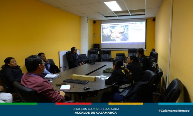 📌La subgerencia de Gestión Ambiental, organizó una reunión fructífera en la que participó, la Policía Nacional del Perú, en particular con la Unidad de Medio Ambiente, Fiscalización de la gerencia de Desarrollo Económico, gerencia de Seguridad Ciudadana y el Dr. Ronald Mendoza Malver, Fiscal Especializado en Materia Ambiental del Ministerio Público.
✅Durante este encuentro crucial, se discutió la problemática relacionada con la disposición inadecuada de residuos de construcción y demolición, así como la gestión inapropiada de residuos sólidos en el área conocida como El Guitarrero. Se alcanzaron importantes acuerdos para abordar el problema de los vecinos irresponsables que arrojan desechos en esta zona.