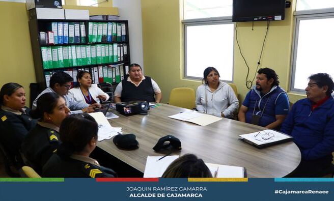 📌En reunión de trabajo realizada en la mañana de hoy, se efectuó la validación del Plan Anual Estratégico del Consejo Provincial de Seguridad Ciudadana de Cajamarca, organismo aprobado mediante Ordenanza Municipal N° 864-2023-CMPC, uno de cuyos objetivos principales es sensibilizar y concientizar a la ciudadanía y a los propios conductores para la reducción de los accidentes de tránsito en esta jurisdicción.
✅Entre las principales actividades validadas en esta primera reunión está el planteamiento ante los Poderes Legislativo y Ejecutivo solicitando la inclusión del curso de Seguridad Vial en la currícula educativa, así como la ejecución conjunta y permanente de operativos de fiscalización e intervención a unidades vehiculares y la capacitación y sensibilización a estudiantes del 5to. Grado de secundaria, como mecanismo para revertir los altos índices de accidente de tránsito debido al incremento del parque automotor en nuestra ciudad y una baja cultura vial.