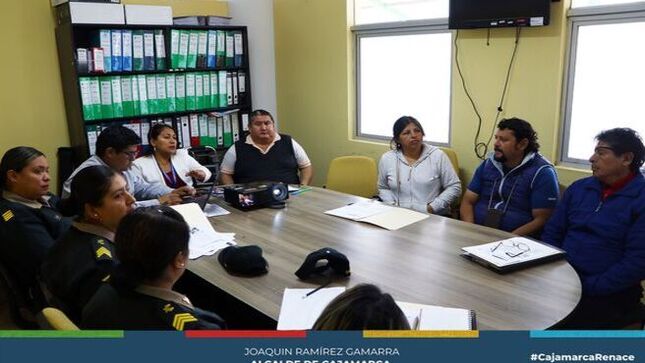 📌En reunión de trabajo realizada en la mañana de hoy, se efectuó la validación del Plan Anual Estratégico del Consejo Provincial de Seguridad Ciudadana de Cajamarca, organismo aprobado mediante Ordenanza Municipal N° 864-2023-CMPC, uno de cuyos objetivos principales es sensibilizar y concientizar a la ciudadanía y a los propios conductores para la reducción de los accidentes de tránsito en esta jurisdicción. 
✅Entre las principales actividades validadas en esta primera reunión está el planteamiento ante los Poderes Legislativo y Ejecutivo solicitando la inclusión del curso de Seguridad Vial en la currícula educativa, así como la ejecución conjunta y permanente de operativos de fiscalización e intervención a unidades vehiculares y la capacitación y sensibilización a estudiantes del 5to. Grado de secundaria, como mecanismo para revertir los altos índices de accidente de tránsito debido al incremento del parque automotor en nuestra ciudad y una baja cultura vial. 