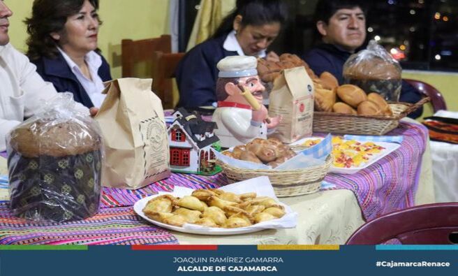 📌El alcalde provincial, Joaquin Ramírez Gamarra, sostuvo una reunión con la Asociación de Industriales en Panificación para impulsar la obtención del sello Especialidad Tradicional Garantizada (ETG) en las rosquitas tradicionales, que garantice y reconozca el arte y riqueza que ha marcado por generaciones la cultura tradicional de las rosquitas, pan cajamarquino y más.
✅🙋Asimismo, impulsar de manera conjunta un evento nacional que se convierta en un escenario para exponer los productos de nuestros panaderos cajamarquinos a todo el país.
