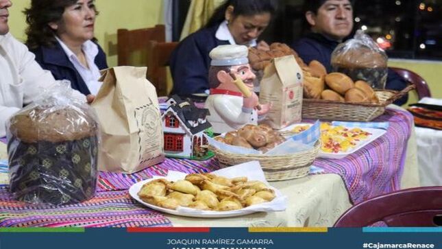 📌El alcalde provincial, Joaquin Ramírez Gamarra, sostuvo una reunión con la Asociación de Industriales en Panificación para impulsar la obtención del sello Especialidad Tradicional Garantizada (ETG) en las rosquitas tradicionales, que garantice y reconozca el arte y  riqueza que ha marcado por generaciones la cultura tradicional de las rosquitas, pan cajamarquino y más. 
✅🙋Asimismo, impulsar de manera conjunta un evento nacional que se convierta en un escenario para exponer los productos de nuestros panaderos cajamarquinos a todo el país.